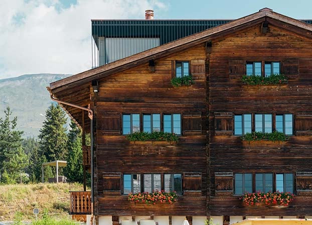 Altes Bündnerhaus erstrahlt im Herbstlicht.