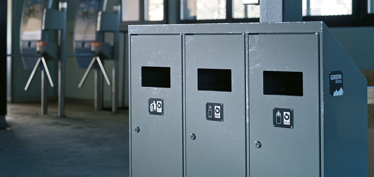 Recycling Stationen im Skigebiet Laax.