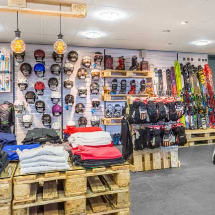 Ski und Snowboard Ausrüstung mieten im Ski Rental Laax.