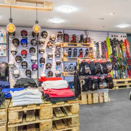 Ski und Snowboard Ausrüstung mieten im Ski Rental Laax.