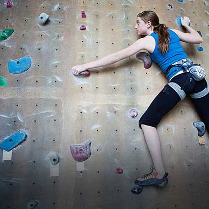 Indoor Sport in der Kletterhalle in Laax.