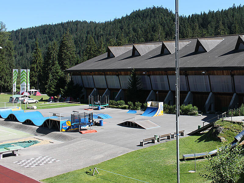 Outdoor Aktivitäten wie Canyoning, River Rafting oder Gleitschirmfliegen in Flims, Schweiz.