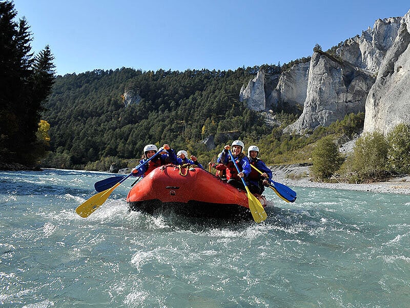 Outdoor Aktivitäten wie Canyoning, River Rafting oder Gleitschirmfliegen in Flims, Schweiz.